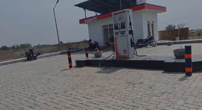 Kanpur Fuel Alert Eerie Silence at Some Pumps Crowds Swarming at Others Motorists in Distress in Shivrajpur