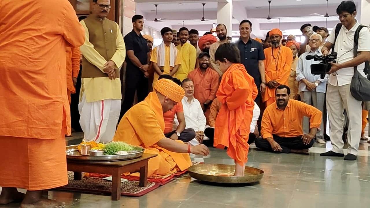CM Yogi performed Kanya Pujan on Navami in Gorakhpur.