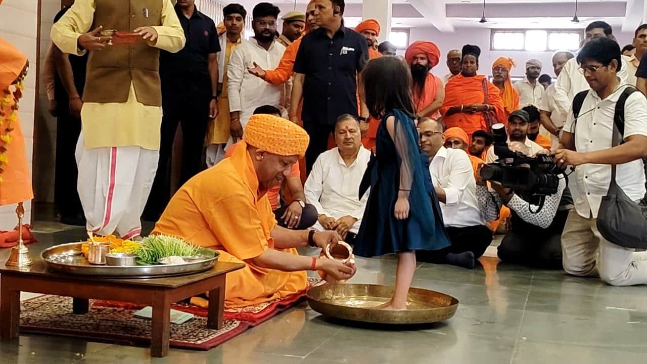 CM Yogi performed Kanya Pujan on Navami in Gorakhpur.