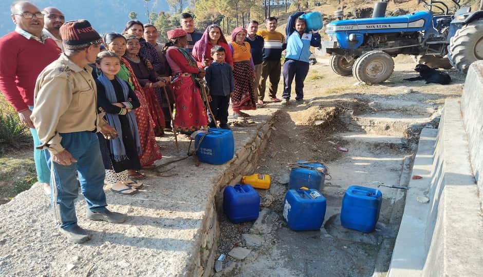 कपकोट के पुड़कुनी में पेयजल जुटाने के लिए लगी लोगों की भीड़।