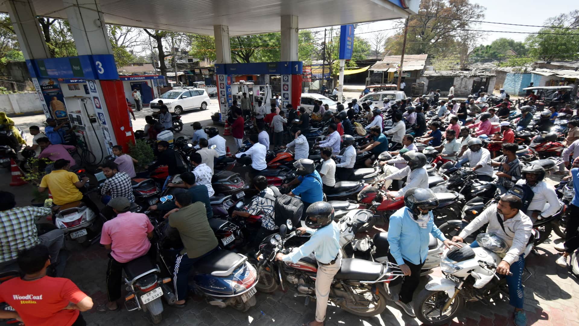 करबला चौराहे स्थित पेट्रोल टंकी पर तेज भरवाने को जुटी लोगों की  भीड़।