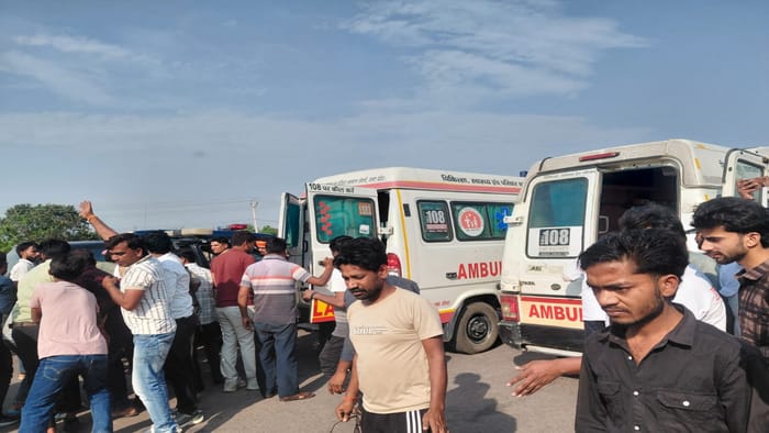 Kaushambi: Pickup collides with a trailer parked on the highway, seven killed