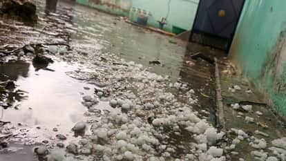 Kaushambi: Weather suddenly changed in Kaushambi, heavy hailstorm caused panic.