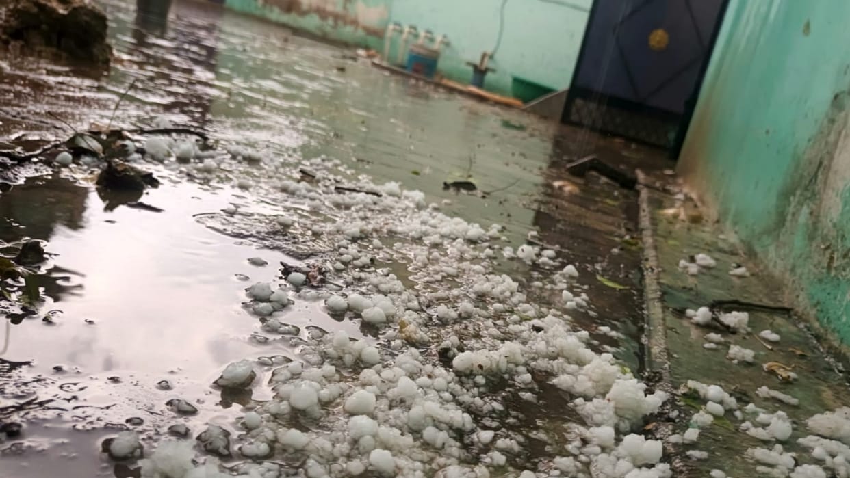 Kaushambi: Weather suddenly changed in Kaushambi, heavy hailstorm caused panic.