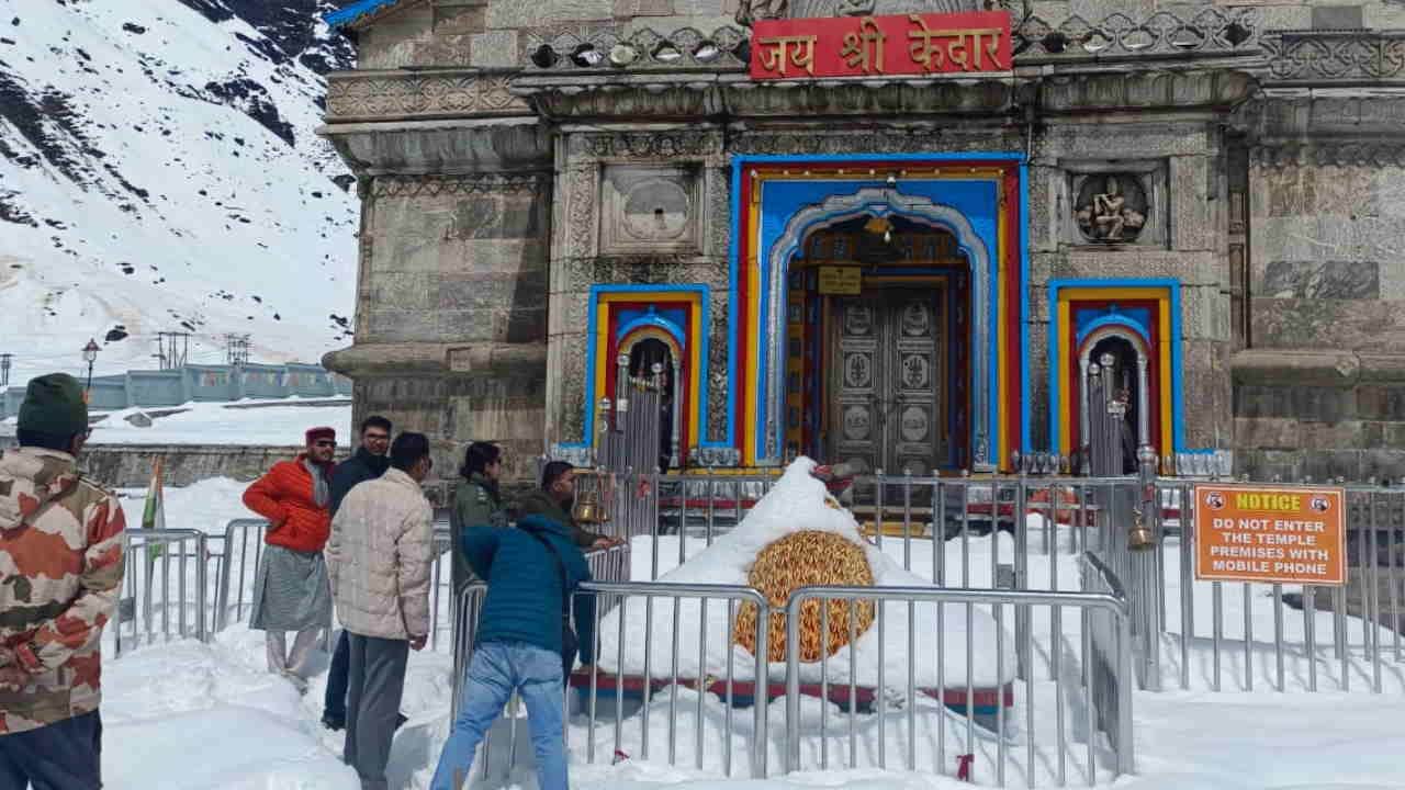 Four Feet Snow at Kedarnath Dham Police ITBP Personnel Deployed Shop Allotment Soon Chardham yatra 2026