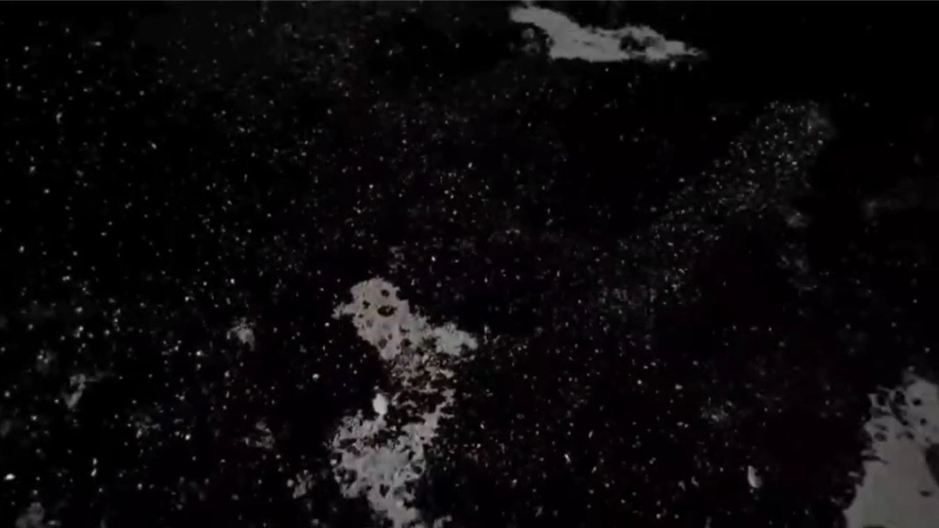 Chandauli News:बिना धूल हटाए ही तारकोल डालकर आधी रात को बना रहे थे सड़क ...