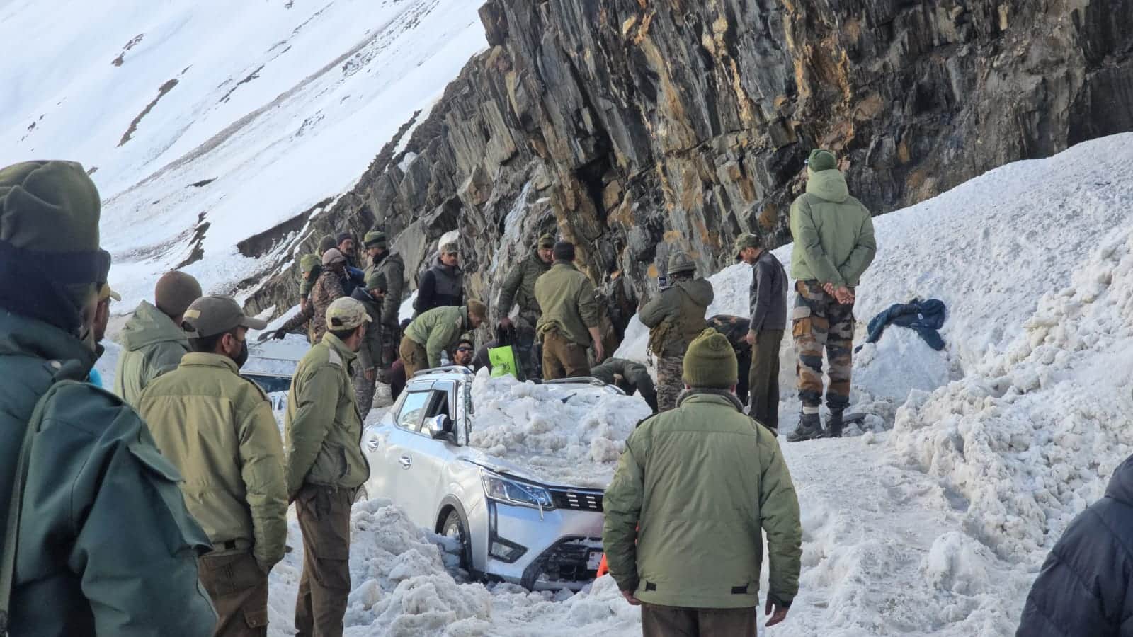 Massive Snowslide from Hillside at Zero Point on Zojila-Gumri Road Seven Dead Five Injured