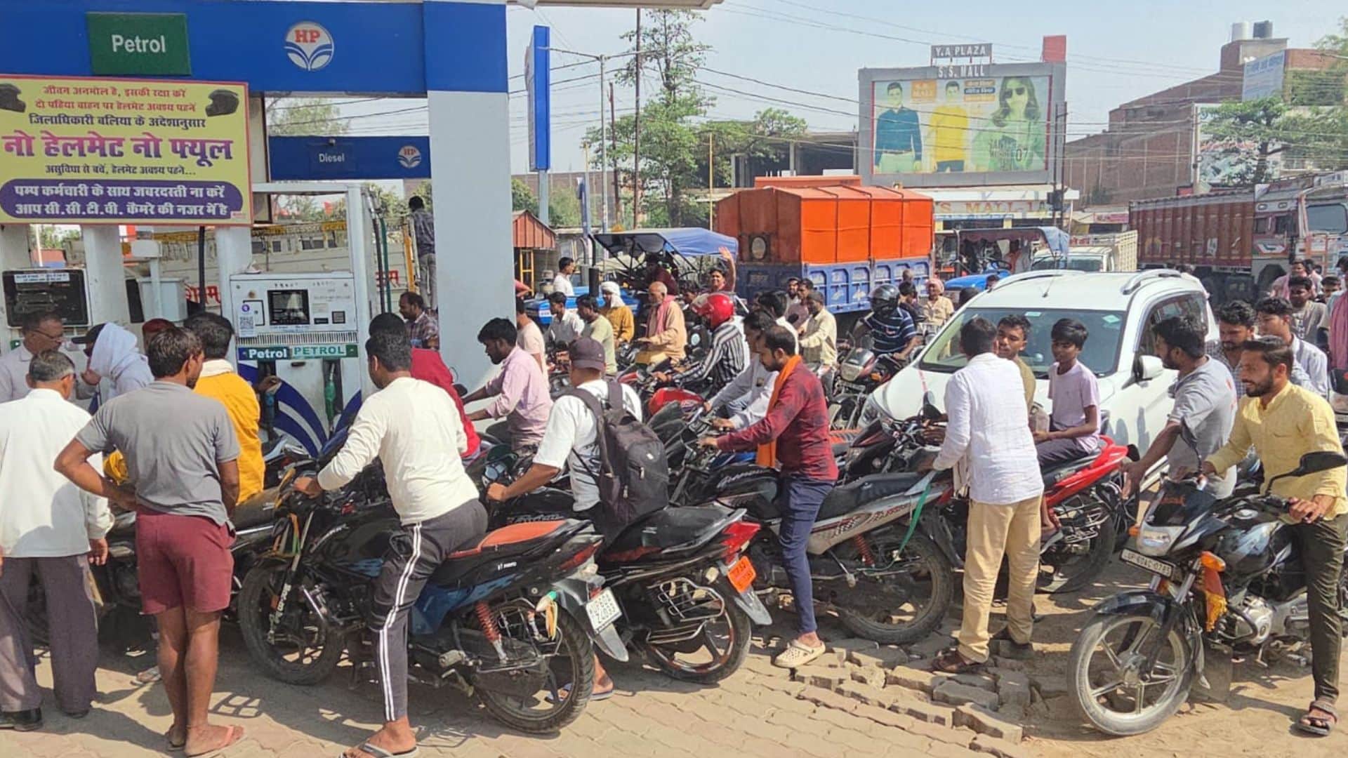 Petrol & Diesel Fuel Tankers En Route Long Queues in Some Places Agriculture Also Hit in ballia
