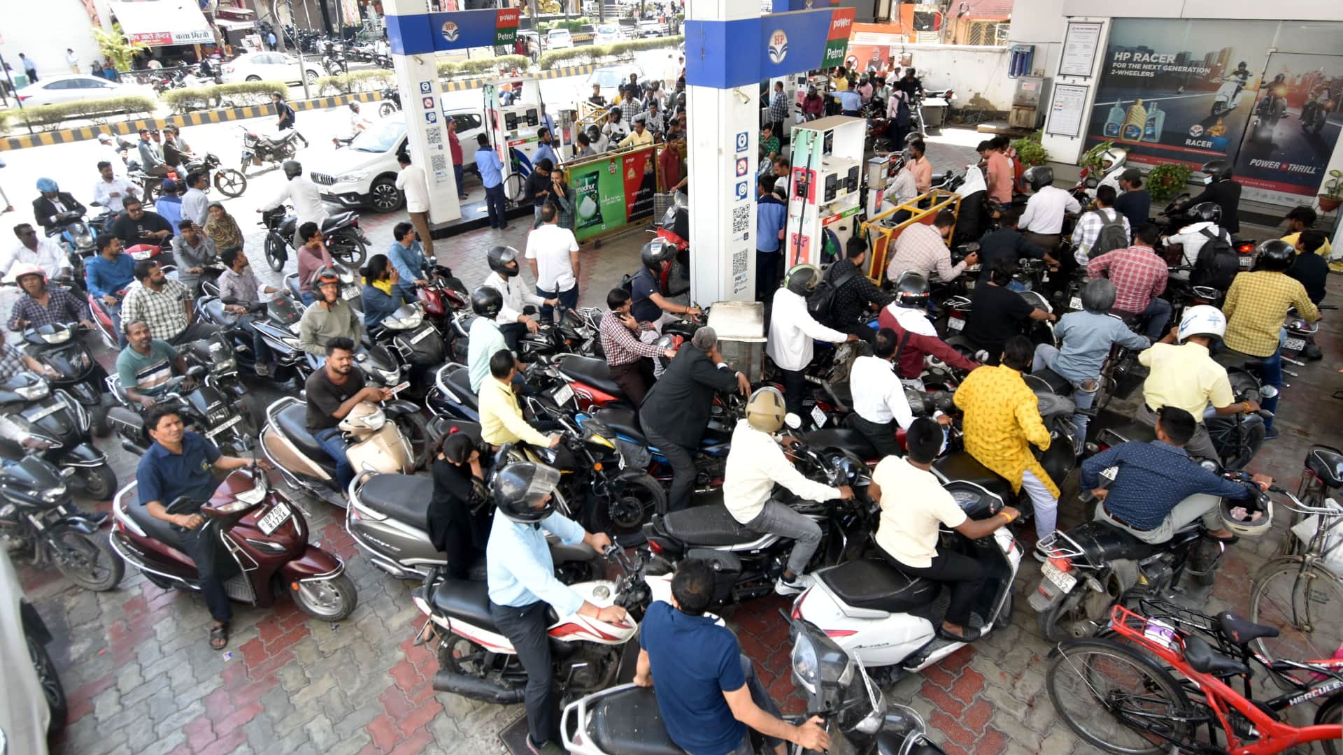 Petrol & Diesel Fuel Tankers En Route Long Queues in Some Places Agriculture Also Hit in ballia