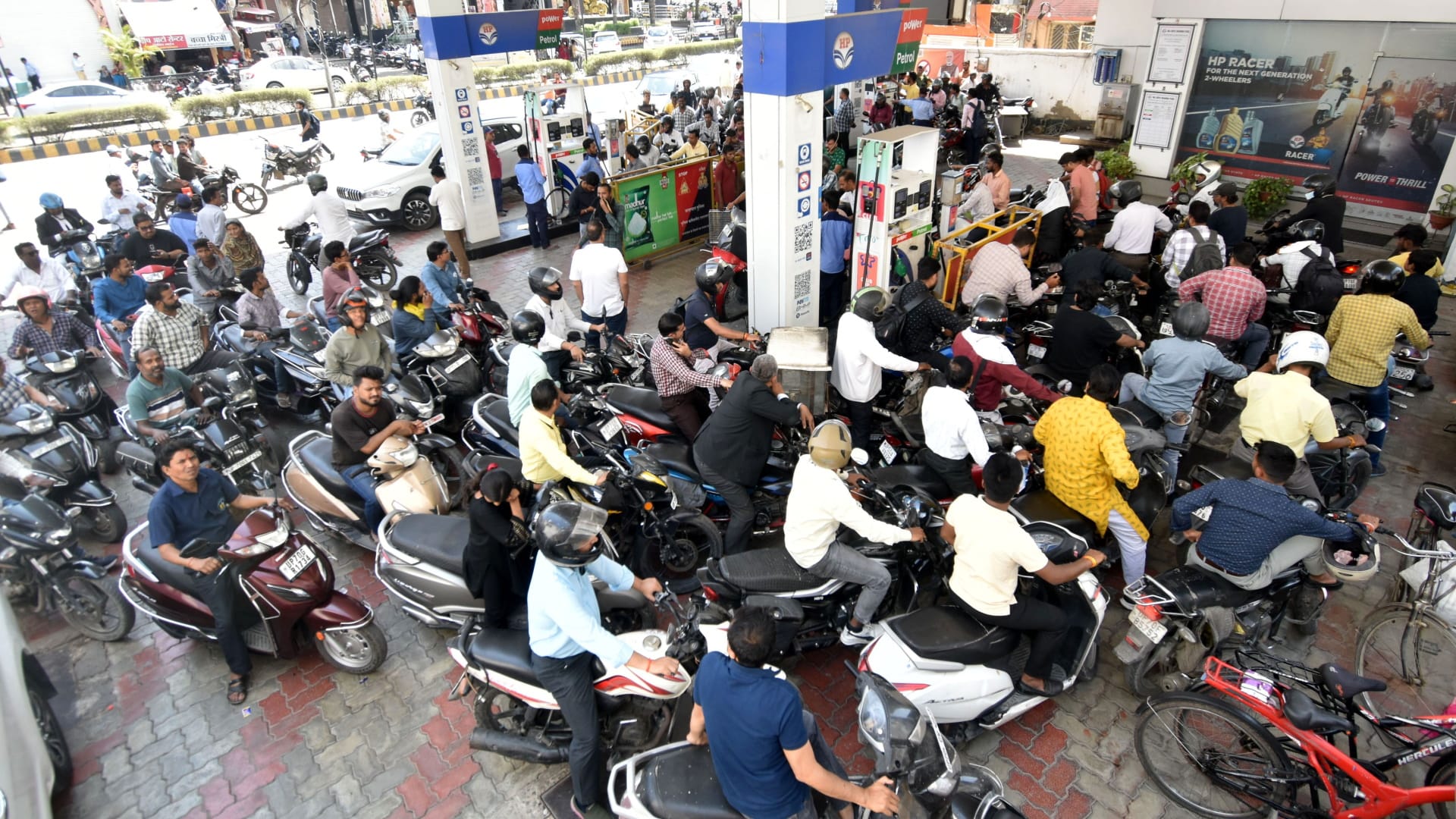 Petrol & Diesel Fuel Tankers En Route Long Queues in Some Places Agriculture Also Hit in ballia