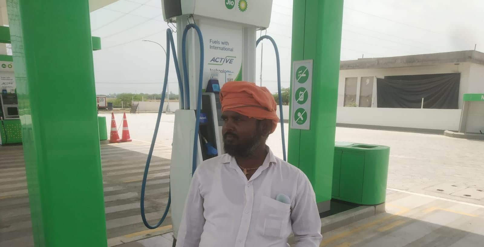 पेट्रोल पंप पर मौजूद किसान