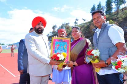 Pauri News: Governor Lieutenant General Gurmit Singh Arrives in Pauri; Accorded Guard of Honour at the Helipad