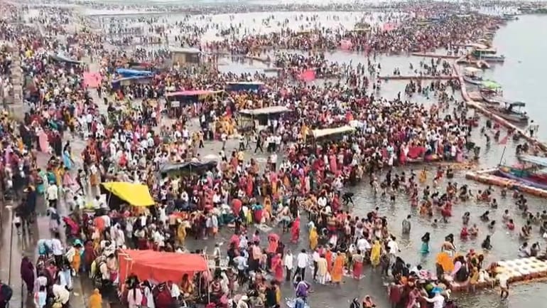 Throngs of devotees descend upon Ayodhya for Ram Navami over 1 million take holy dip in Saryu River by 9 AM