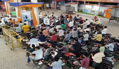 Tanks of 30 petrol pumps in the district dried up, were locked, tanks became empty due to sudden increase i