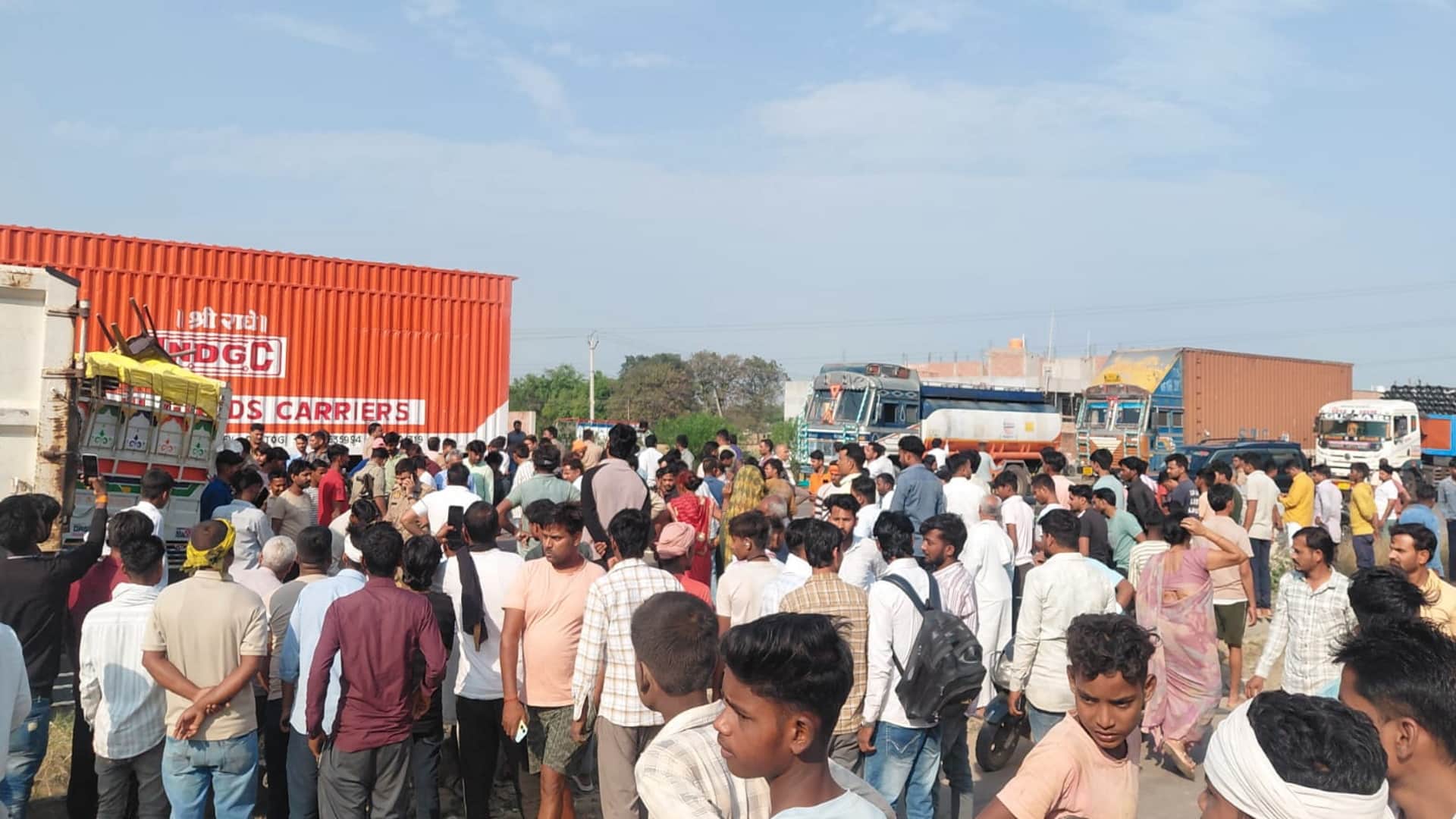 Kaushambi: Pickup collides with a trailer parked on the highway, seven killed