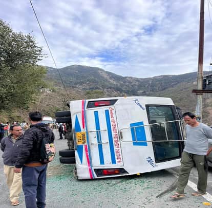 KEMU bus overturned during overtaking near Khupi on Nainital-Haldwani road, one dead, eight injured