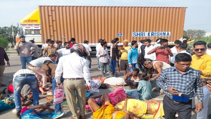 Kaushambi: Pickup collides with a trailer parked on the highway, seven killed