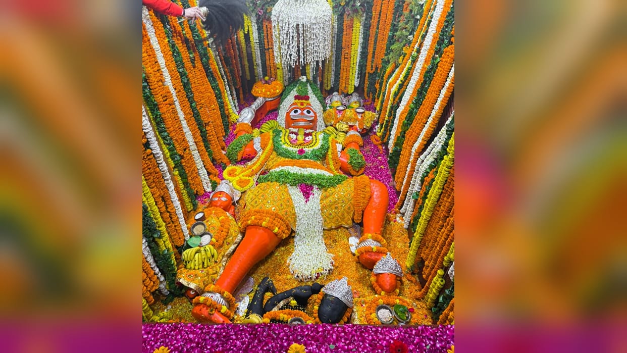Prayagraj: On Ram Navami, a grand decoration of Bade Hanumanji was done