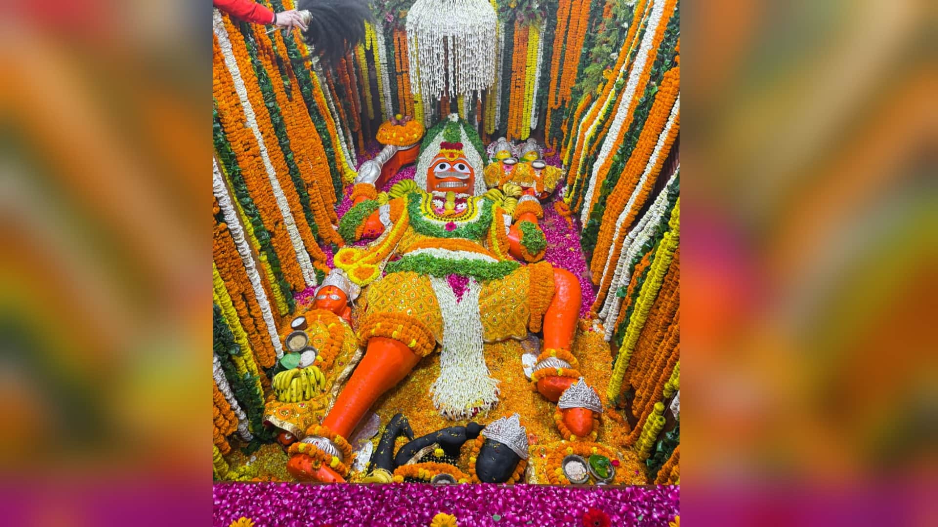 श्रीराम नवमी पर श्री बड़े हनुमानजी का किया गया भव्य श्रृंगार।