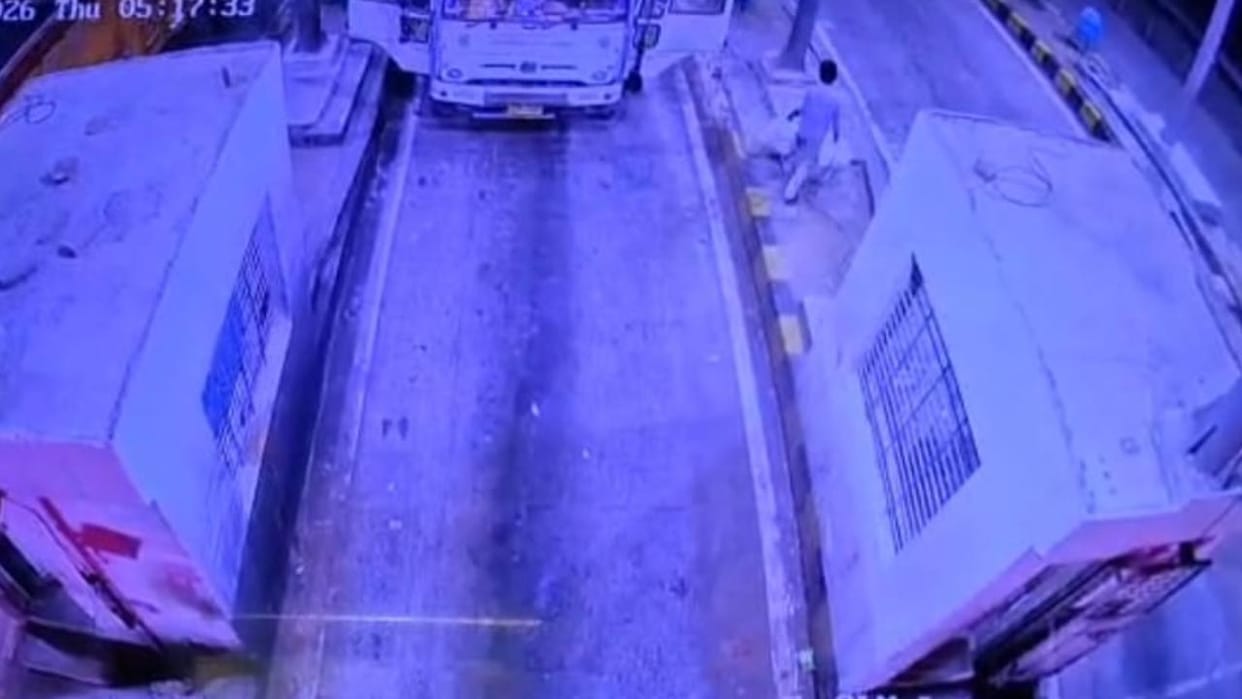 Jhansi: Truck driver steals bundles of newspapers from Raksa toll and flees