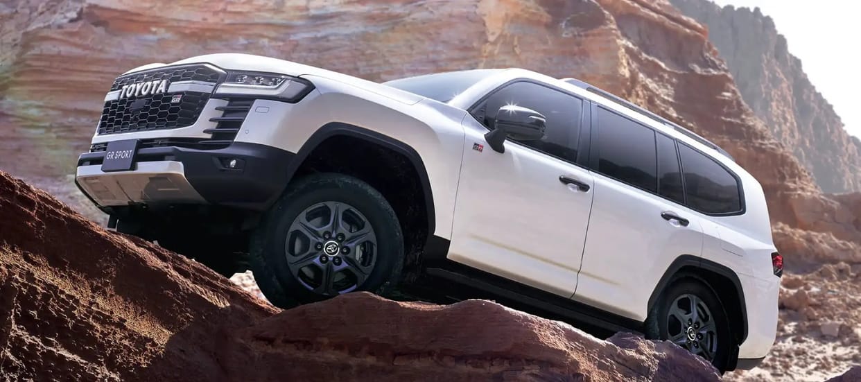 Unstoppable Off-Roading: How Terrain Response Systems Help These SUVs Master Mud, Sand, Snow