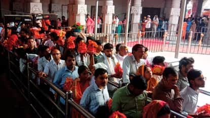 Mahanavami 2026 devotees offered prayers and performed Havan to Maa Vindhyavasini in vindhyachal mandir