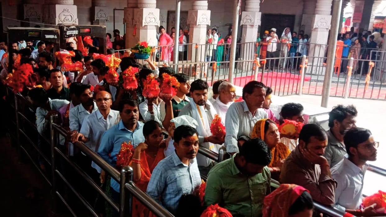 Mahanavami 2026 devotees offered prayers and performed Havan to Maa Vindhyavasini in vindhyachal mandir