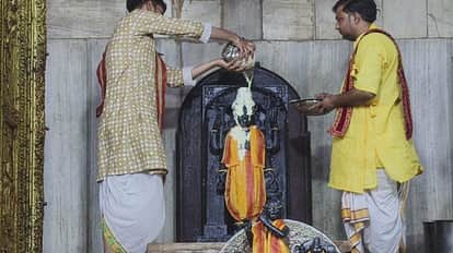 Dwarkadhish Temple Celebrates Ram Navami with Panchamrit Abhishek and Lord’s Ram Avatar