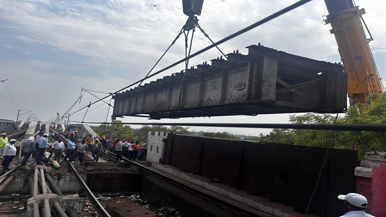Repair work begins on the 160-year-old Yamuna Bridge, halting traffic for four hours.