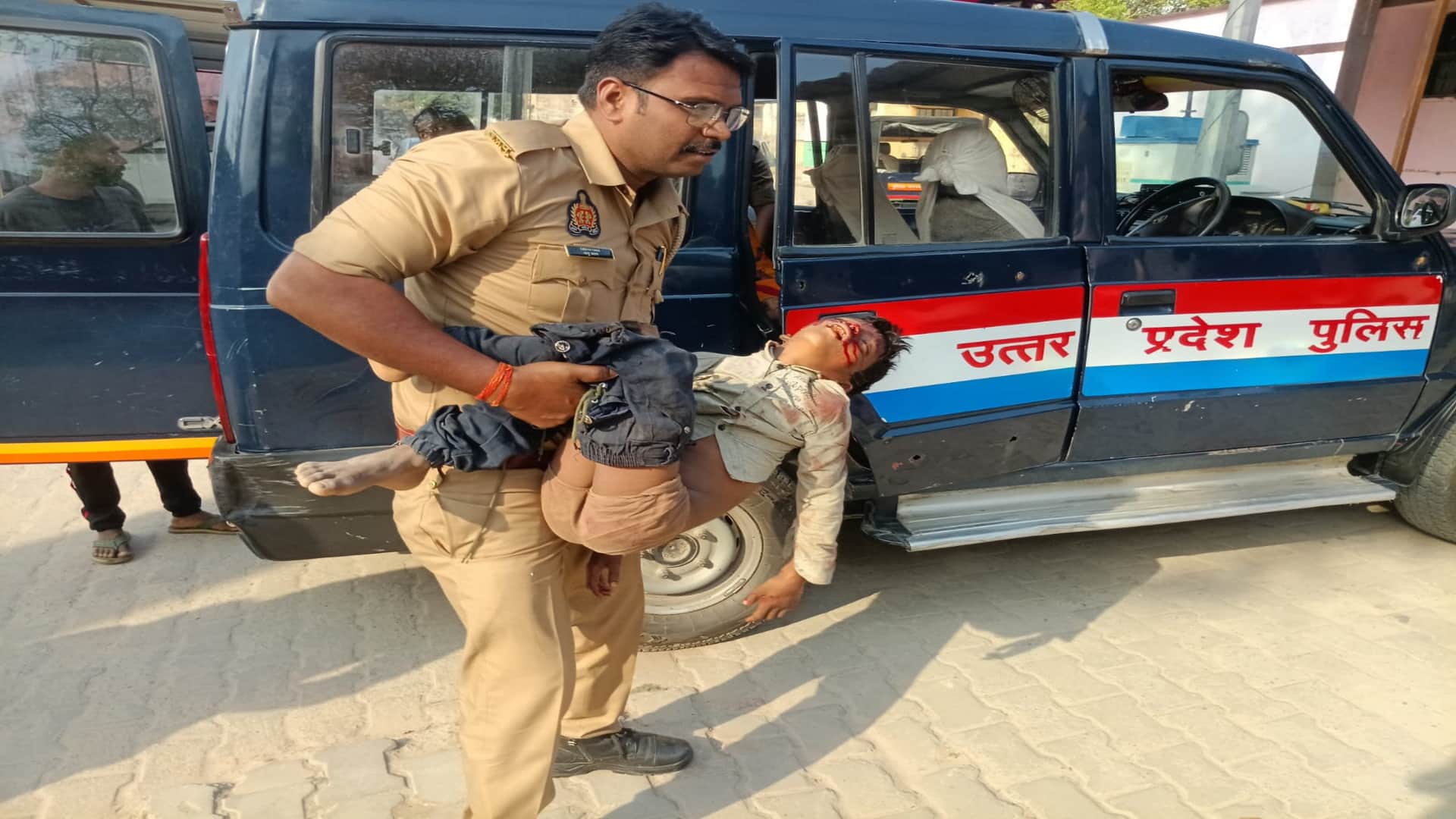 Kaushambi Accident 10 people asleep due to driver nap they gone Prayagraj Sangam to get child head shaved