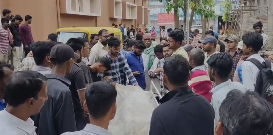 अस्पताल परिसर में जुटी परिजनों की भीड़।