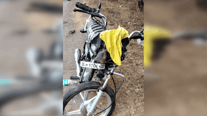 बाइक में उड़े परखच्चे।