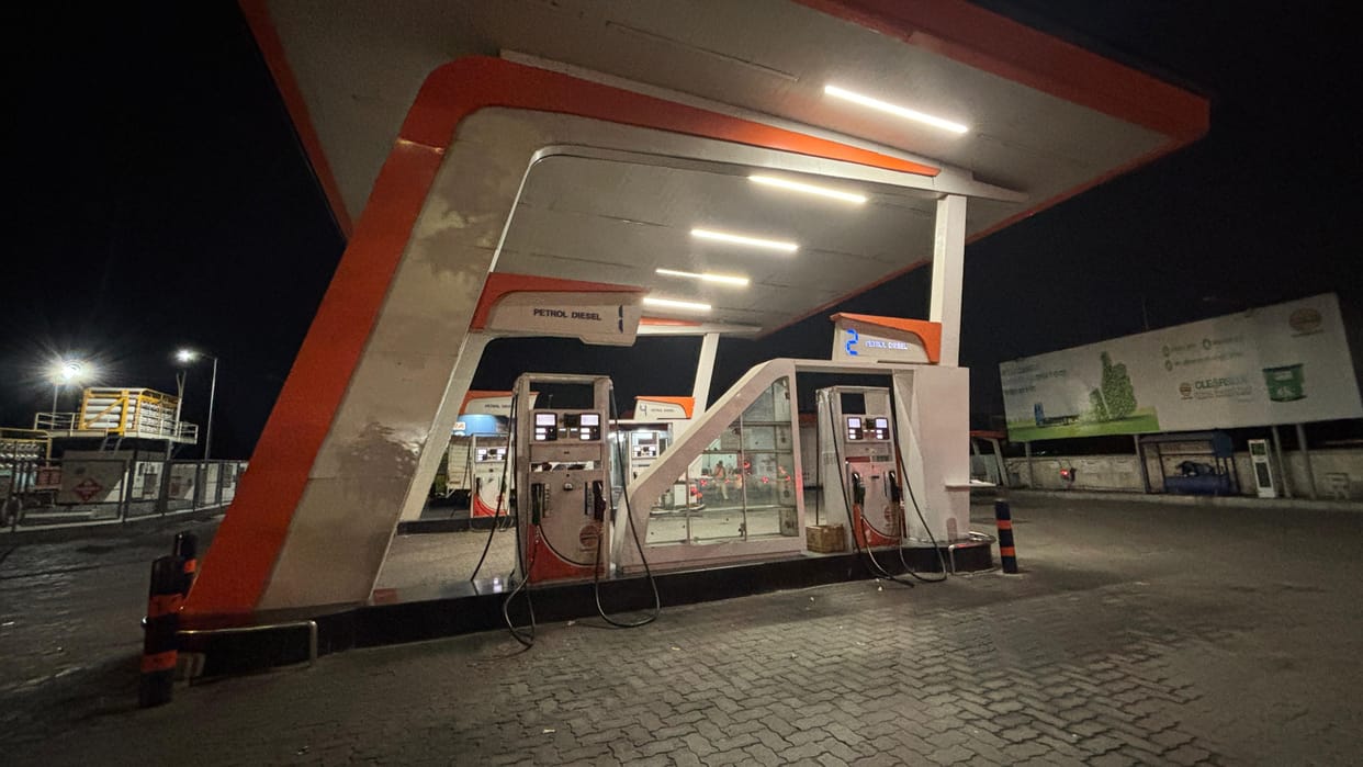 The crisis of petrol and diesel has started deepening at many places from the city to the highway.