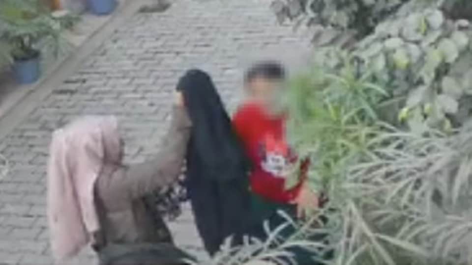 छात्रा को बुर्का पहनाती सहपाठी