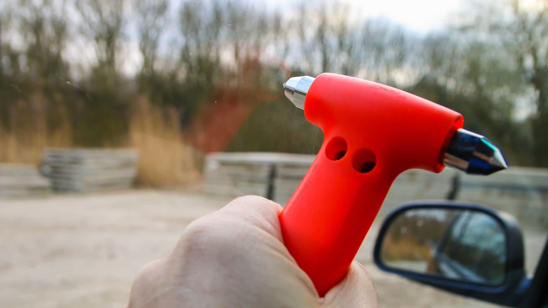 आपातकालिन स्थिति में शीशा कैसे तोड़ें?