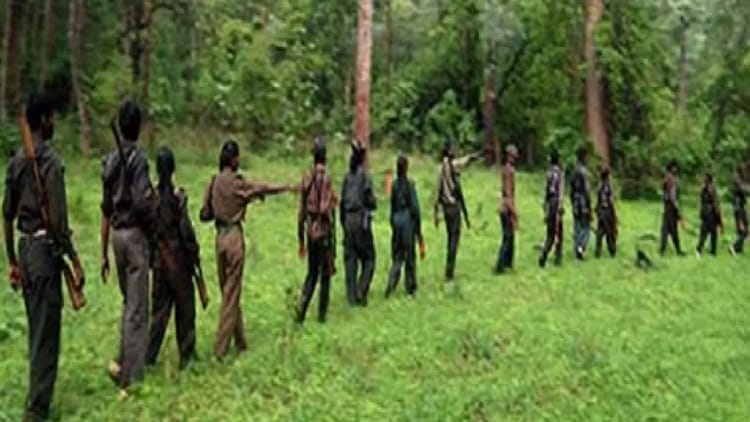 CG Naxalite Surrender News: 'लाल आतंक' को सता रहा 'मौत का खौफ', तीन नक्सलियों ने थाने पहुंचकर किया आत्मसमर्पण