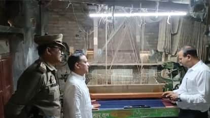 DM Ravindra Kumar Listened to Grievances of Mubarakpur Weavers in azamgarh