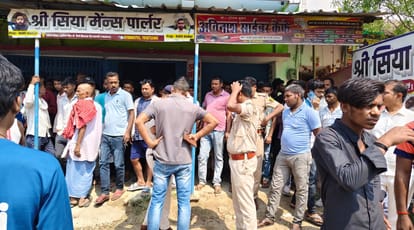 फायरिंग के बाद कैफे के बाहर जुटी भीड़ व पुलिस की टीम।
