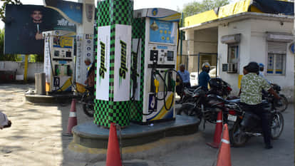 Petrol pumps filled with oil in Gorakhpur, fewer people came to fill up.