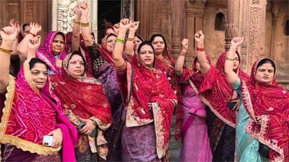 गोस्वामी समाज की महिलाओं ने किया प्रदर्शन।