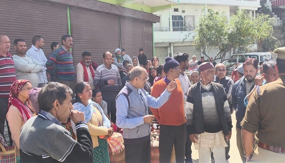 People created ruckus in Almora over gas crisis and blocked the road