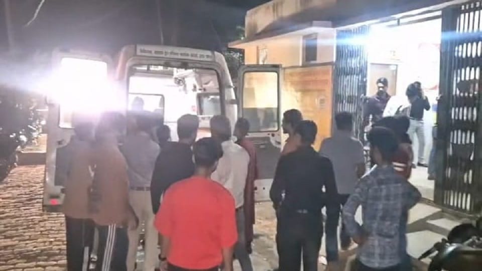 E-rickshaw lost control and hit the wall