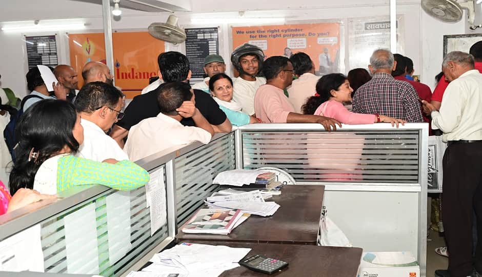 हल्द्वानी सरस मार्केट स्थित इंडेन गैस के आफिस में  केवाईसी के लिए लगी भीड़।