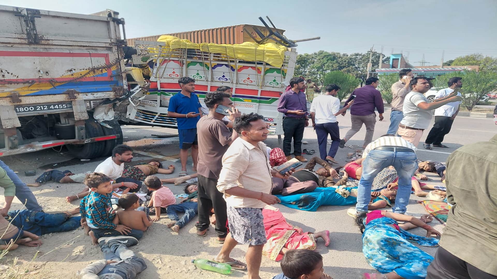 Kaushambi Accident 10 people asleep due to driver nap they gone Prayagraj Sangam to get child head shaved