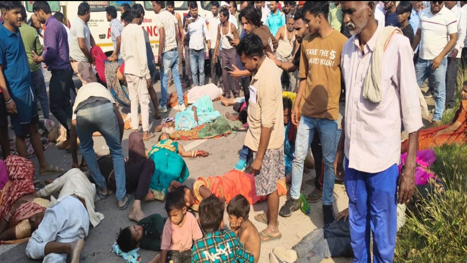 Kaushambi Accident 10 people asleep due to driver nap they gone Prayagraj Sangam to get child head shaved