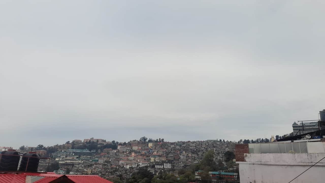 शिमला में छाए बादल।