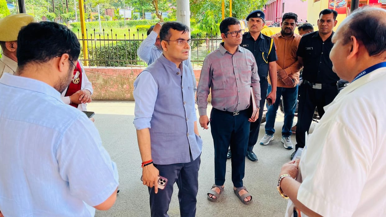Samadhan Diwas 13 out of 185 Complaints Resolved Spot DM varanasi Directs Take Timely Action