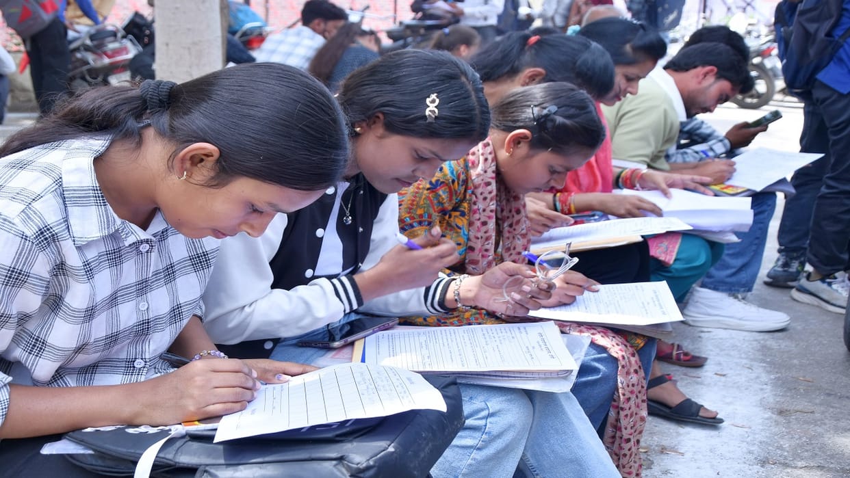 Job Fair Held in Bareilly Mother and Daughter Also Arrive in Search of Employment