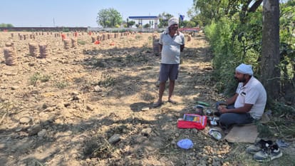 Farrukhabad Record Harvest Proves Farmers Doom Unable to Recover Costs They Are Running Tractors in Fields