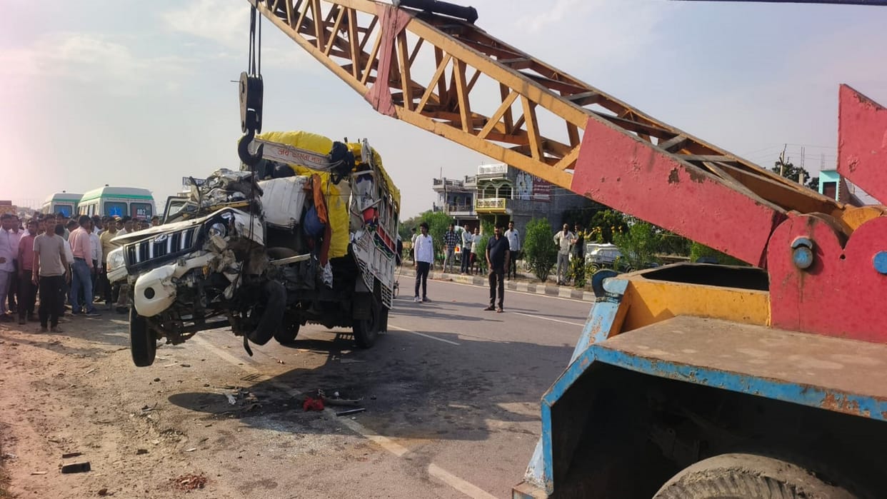 Kaushambi Accident 10 people asleep due to driver nap they gone Prayagraj Sangam to get child head shaved